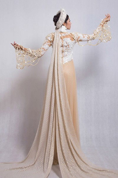 Nhà thiết kế Võ Việt Chung cho biết phải mất 9 tháng trời thực hiện chiếc áo dài này. Sản phẩm được làm bằng tay và hoàn thành bởi 15 nghệ nhân có tay nghề cao. Ảnh: ChaPi, Tay Kaka