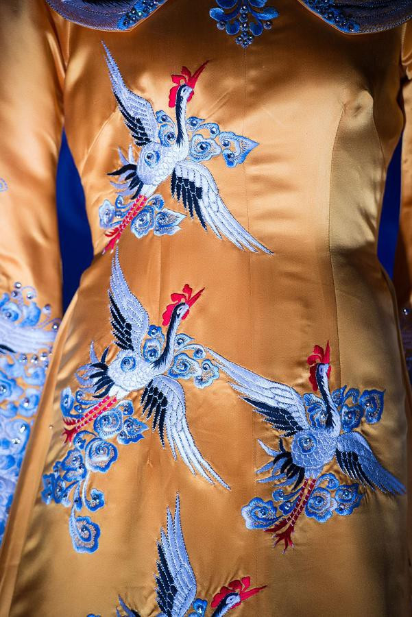  Tà áo dài màu vàng thiết kế theo phong cách vương quyền rất cầu kỳ. Ảnh: Tiền phong.