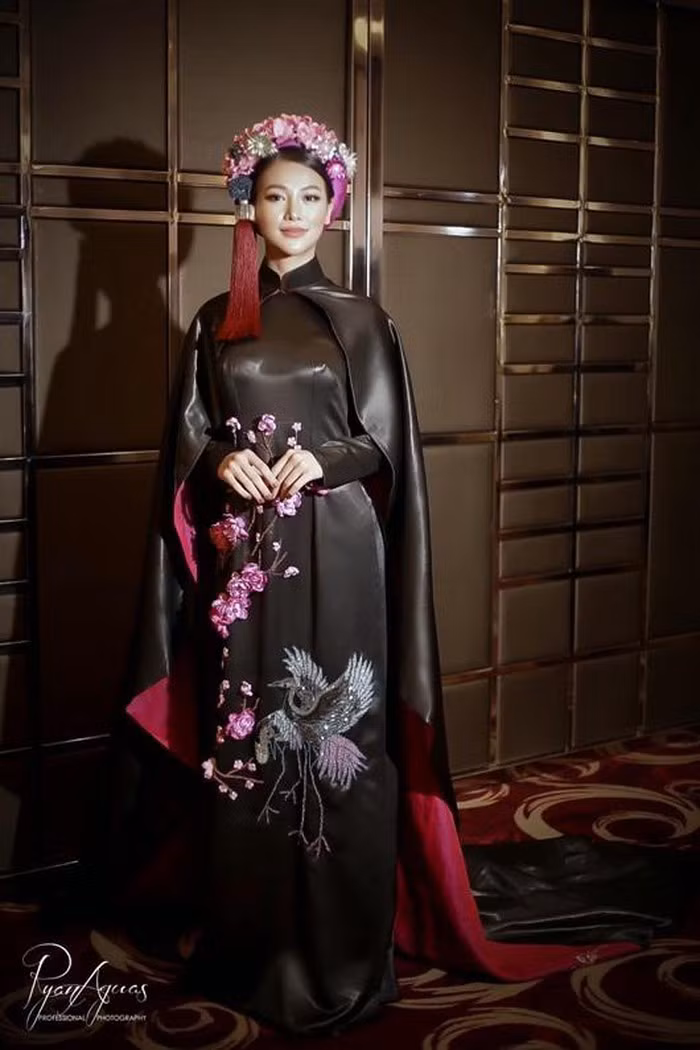 Ngồi ghế giám khảo Miss Earth 2019 tối 14/10 vừa qua, Hoa hậu Phương Khánh trở thành tâm điểm sự chú ý khi diện bộ áo dài lộng lẫy trị giá hơn nửa tỷ đồng. Ảnh: ĐSPL.