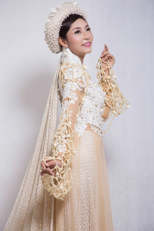 Bộ trang phục truyền thống do nhà thiết kế Võ Việt Chung sáng tạo. Ảnh: ChaPi, Tay Kaka