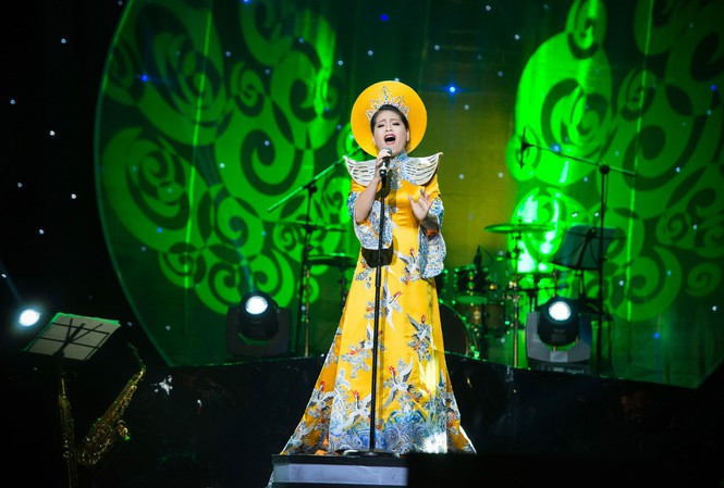 Trong đêm nhạc năm 2015, ca sĩ Anh Thơ gây ấn tượng khi mang lên sân khấu chiếc áo dài của nhà thiết kế Lan Hương có giá trị lên đến 1 tỷ đồng. Ảnh: Tiền phong.