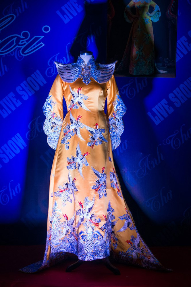 Lấy ý tưởng từ cánh hạc, đính từ 1000 viên đá mỹ kim, chiếc áo dài được 20 thợ thêu tay trong suốt 45 ngày, trên chất liệu lụa tơ tằm cao cấp. Ảnh: Tiền phong.