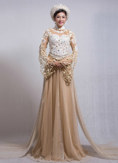 Chiếc áo dài có gam màu trắng ngọc trai chủ đạo, kết hợp với phần áo rời khoác ngoài được kết từ kim cương nhân tạo, ngọc trai và đá swarovski, các ren trên thân áo được sắp xếp tinh xảo từ tạo hình của những cành san hô dưới biển. Ảnh: ChaPi, Tay Kaka