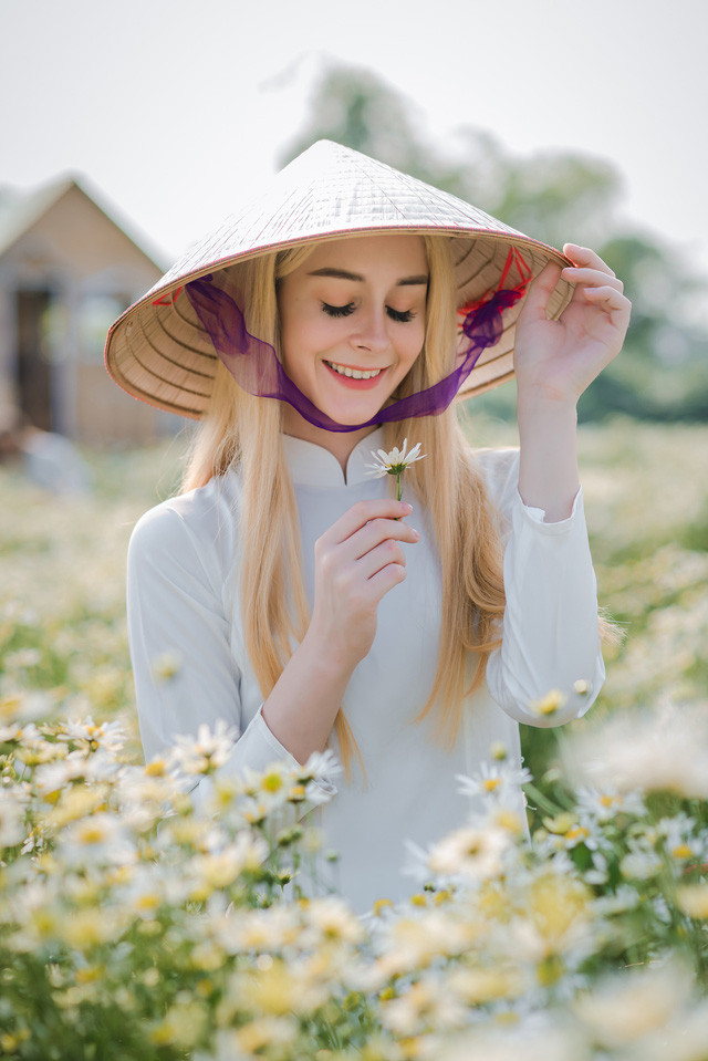 Betsy – cô bạn đến từ Bồ Đào Nha bày tỏ sự ngỡ ngàng trước cánh đồng hoa cúc họa mi ở Hà Nội.