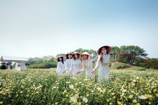 Cùng chung cảm xúc vui vẻ bên các cô bạn, Nicole đến từ Mỹ cũng hết lời khen tặng loài hoa đẹp ở Việt Nam.