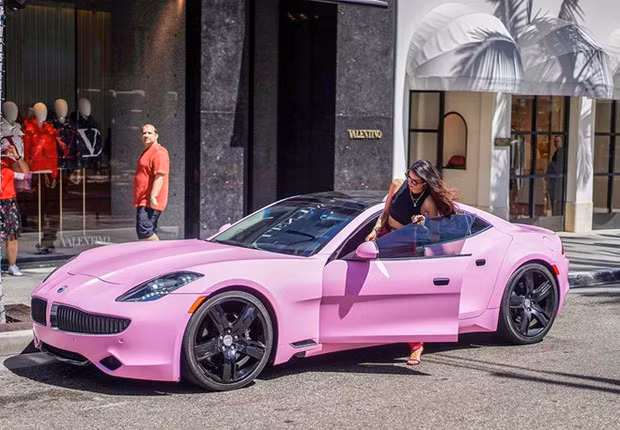 Ngoài ra, có nguồn tin còn tiết lộ chồng chưa cưới của Phạm Hương đã từng có một đời vợ và 2 cậu con trai. Vị doanh nhân này cũng sở hữu dung mạo khá phong độ, chững chạc.