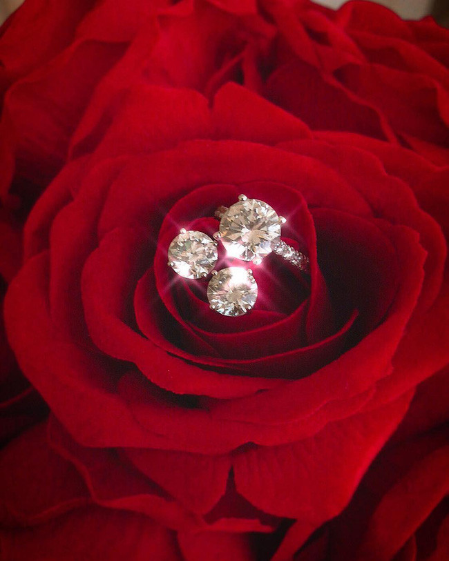 Người đẹp thường xuyên khoe những món quà có giá trị được ông xã đại gia tặng như nhẫn kim cương, quà sinh nhật...