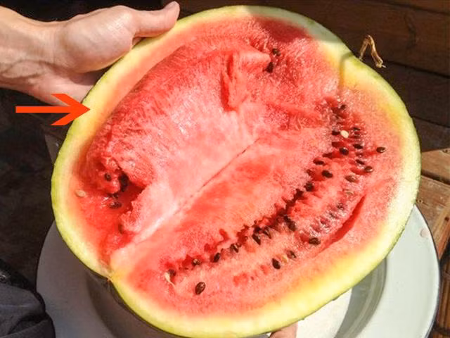 Mua dua hau thay dau hieu nay, biet ngay dua bi tiem thuoc