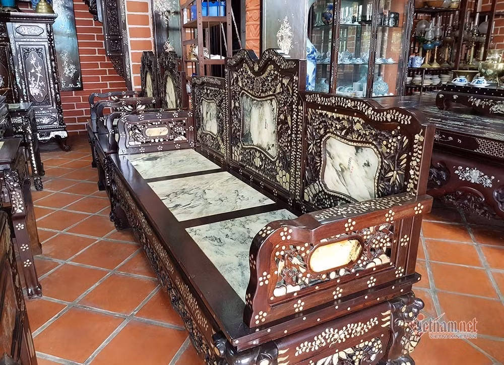 Nội thất được làm bằng gỗ gõ mật và gỗ bên. Ảnh: Vietnamnet.