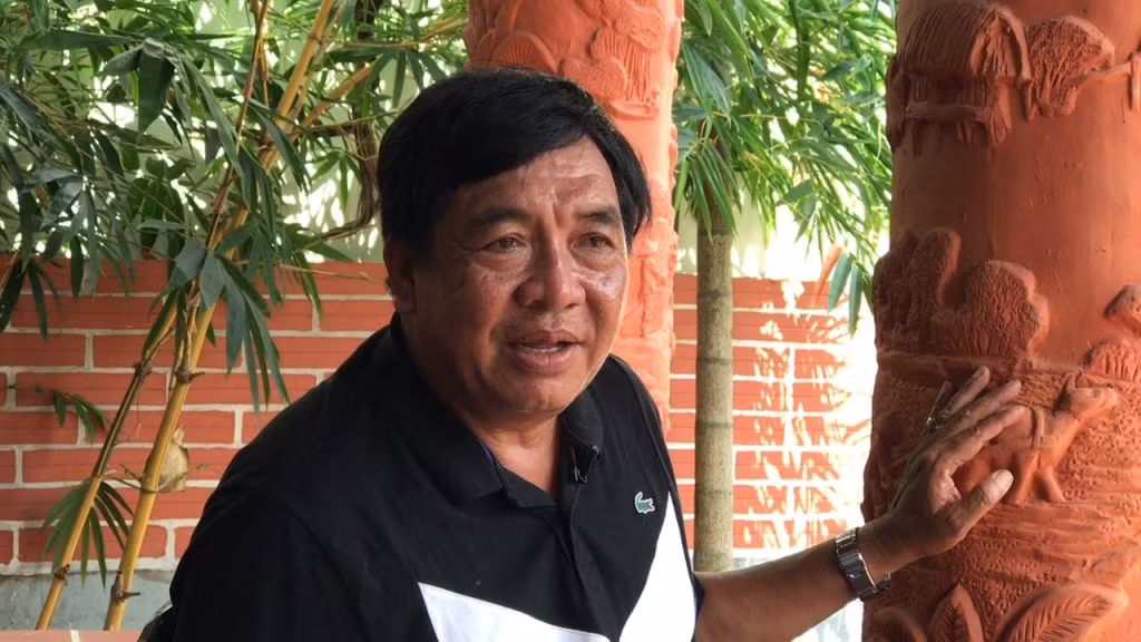 Theo ông Buôl, căn nhà được xây dựng theo lối nhà xưa với 3 gian 2 chái trên tổng diện tích 300m2 và làm từ 90% nguyên liệu là đất sét nung. Ảnh: Người đưa tin.