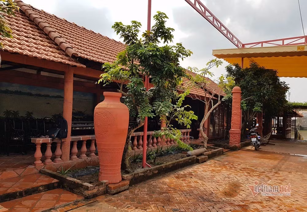 Ông Buôl tiết lộ tổng chi phí xây dựng và trang trí nội thất để hoàn thiện ngôi nhà phủ gốm đó khoảng gần 5 tỷ đồng.