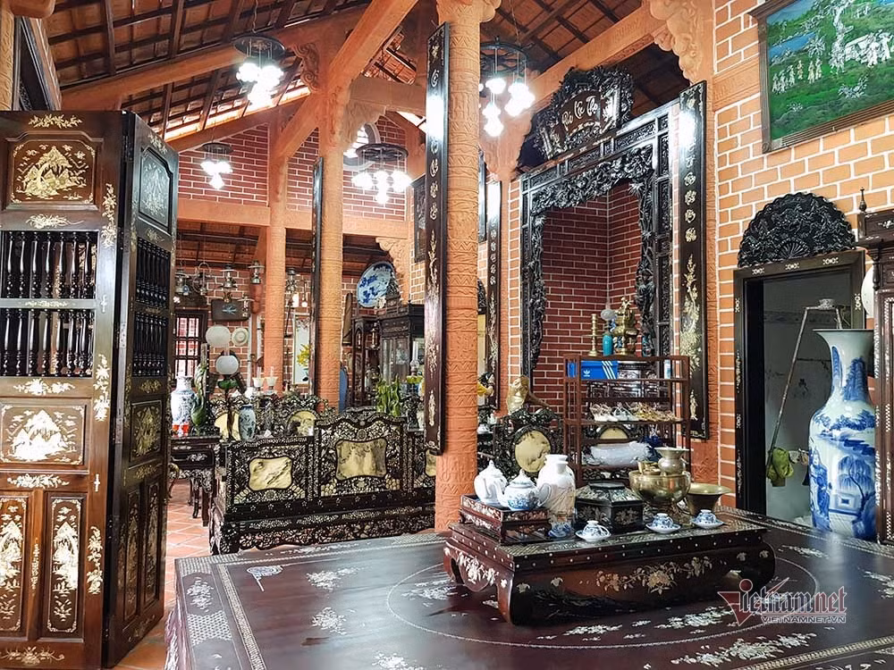 Tòan bộ thiết kế bản vẽ, tính toán kỹ thuật và phác họa từng chi tiết căn nhà đều do ông Buôl thực hiện. Ảnh: Vietnamnet.