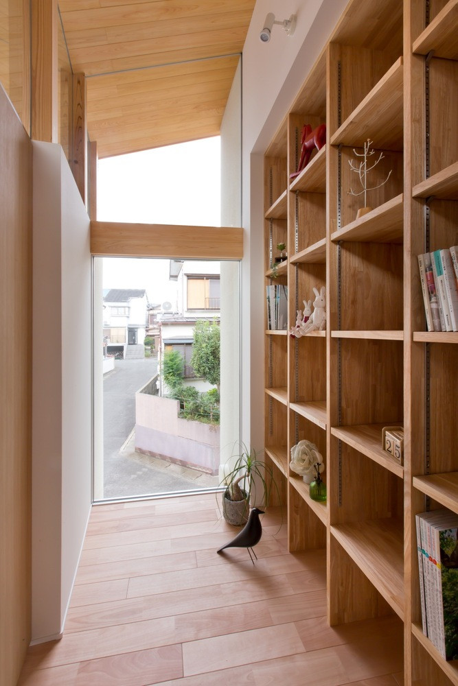 Tủ sách được bố trí khéo léo nên không tốn quá nhiều diện tích. Nguồn ảnh: Archdaily.