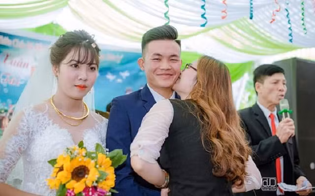 Gai xinh vo tu hon chu re, co dau dung canh mat khong cam xuc