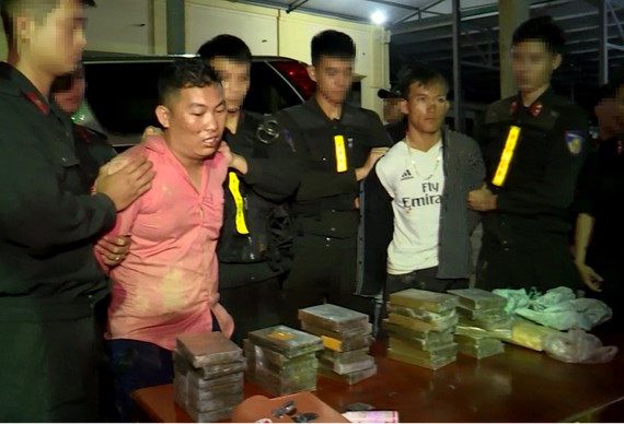 Bat giu 2 doi tuong van chuyen 30 banh heroin, 6.000 vien ma tuy tong hop
