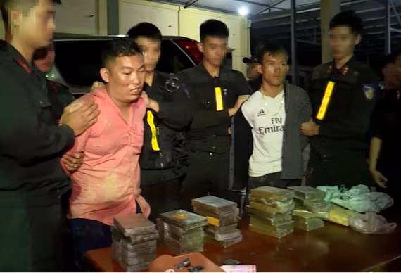 Bat giu 2 doi tuong van chuyen 30 banh heroin, 6.000 vien ma tuy tong hop
