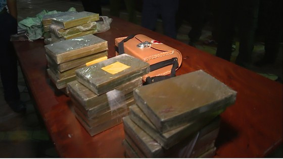 Bat giu 2 doi tuong van chuyen 30 banh heroin, 6.000 vien ma tuy tong hop-Hinh-5