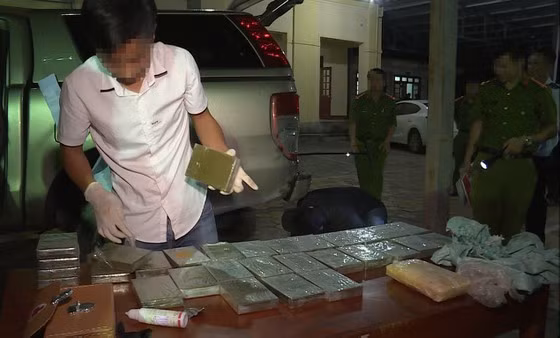 Bat giu 2 doi tuong van chuyen 30 banh heroin, 6.000 vien ma tuy tong hop-Hinh-3