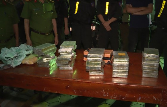 Bat giu 2 doi tuong van chuyen 30 banh heroin, 6.000 vien ma tuy tong hop-Hinh-4