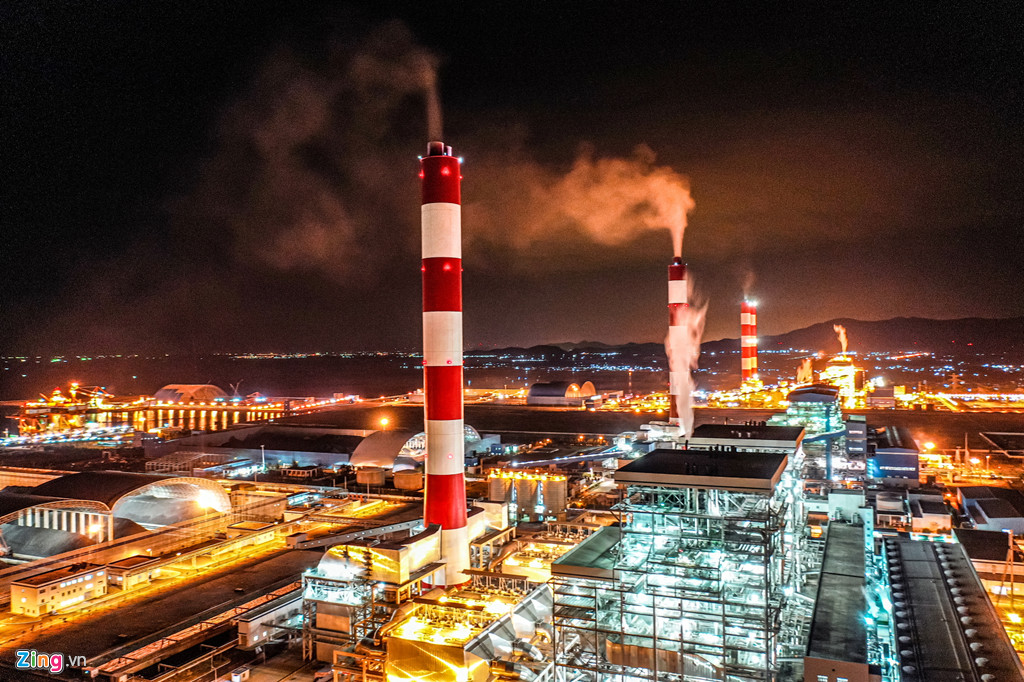 "Vào ban ngày nhà máy chạy hệ thống lọc tĩnh điện để hạn chế bụi tro, nhưng ban đêm, từ 21-22h trở đi thì họ xả thải trực tiếp ra môi trường nhằm tiết kiệm chi phí, gây hủy hoại môi trường", ông Hoàng Minh Thuận (49 tuổi, ngụ tại thôn Vĩnh Phúc, xã Vĩnh Tân) cho biết.