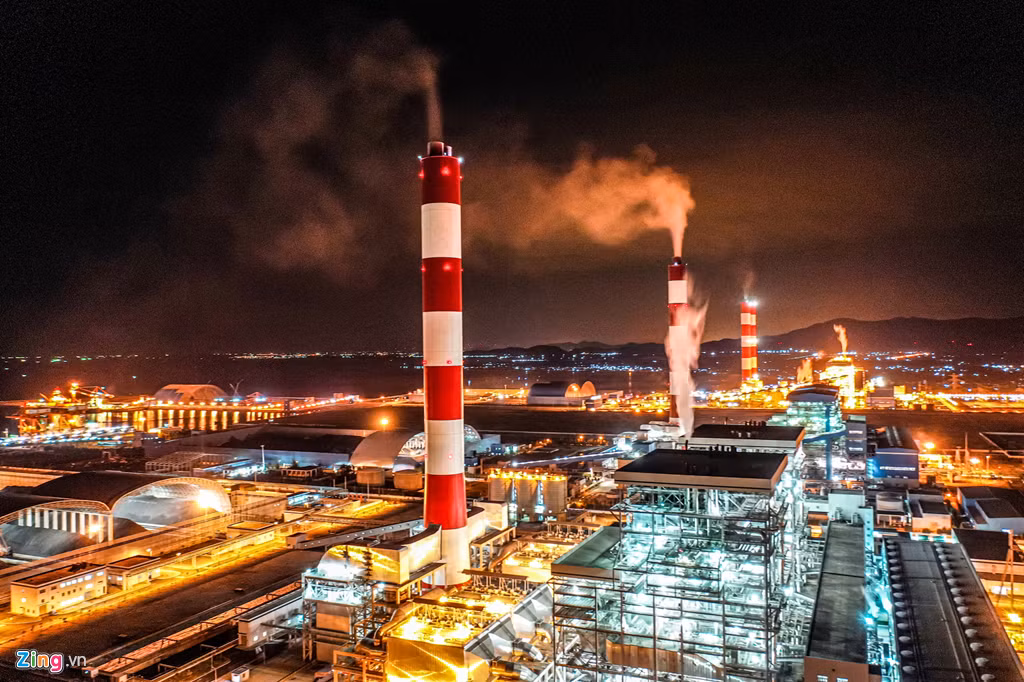 "Vào ban ngày nhà máy chạy hệ thống lọc tĩnh điện để hạn chế bụi tro, nhưng ban đêm, từ 21-22h trở đi thì họ xả thải trực tiếp ra môi trường nhằm tiết kiệm chi phí, gây hủy hoại môi trường", ông Hoàng Minh Thuận (49 tuổi, ngụ tại thôn Vĩnh Phúc, xã Vĩnh Tân) cho biết.