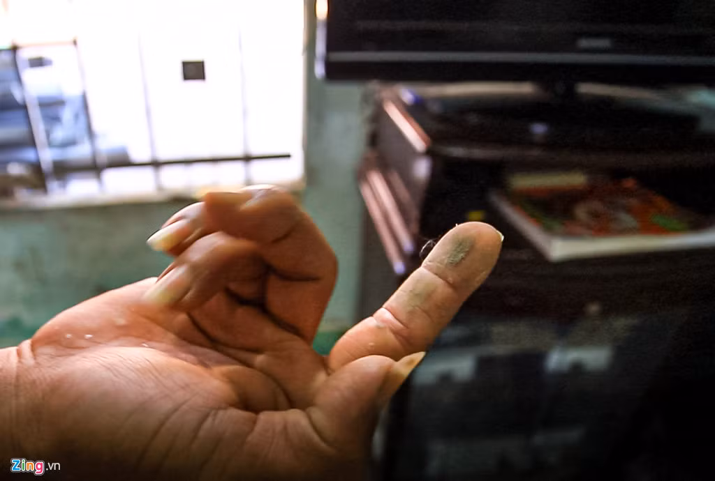 Nhiều người dân sống tại khu vực cạnh nhà máy cho biết dù luôn đóng cửa kín, mỗi ngày họ phải lau chùi nhà cửa nhiều lần mà vẫn không hết bụi. Bụi bám dày dặc trên mái tôn cũng khiến nguồn nước mưa tại đây đục ngầu không sử dụng được. Vào năm 2017, UBND tỉnh Bình Thuận đã có khuyến cáo người dân gần khu vực bãi xỉ nhà máy Nhiệt điện Vĩnh Tân 2 không nên dùng nguồn nước ngầm để sinh hoạt.