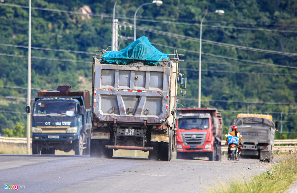 "Sau vụ biểu tình năm 2015, Ban giám đốc nhà máy và lãnh đạo đia phương đã cam kết với người dân sẽ sử dụng xe bồn kín để vận chuyển tro, nhưng thực tế hàng ngày vẫn có hàng nghìn chuyến xe ben chở tro, xỉ than được quây chắn sơ sài phát tán khói bụi vào khu dân cư", ông Hoàng Mình Thuận (49 tuổi, thôn Vĩnh Phúc, xã Vĩnh Tân) không giấu được sự bức xúc cho biết.
