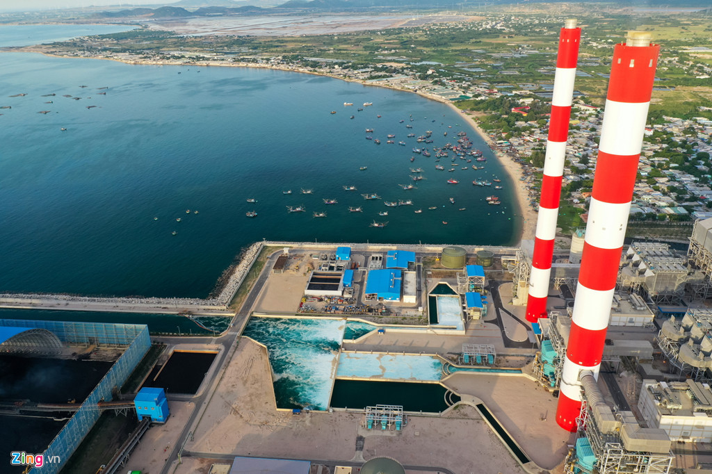 Nhà máy nhiệt điện Vĩnh Tân 4, khánh thành vào tháng 9/2019, có vị trí rất gần khu dân cư. Theo nghiên cứu của Liên hiệp Các nhà khoa học quan ngại Mỹ, mỗi năm, một nhà máy điện than trung bình xả ra môi trường nhiều loại khí độc hại, bao gồm 14.100 tấn SO2, 10.300 tấn NO, 500 tấn hạt PM, 77 kg thủy ngân... SO2 tạo ra hạt axit trong không khí, đe dọa nghiêm trọng sức khỏe con người.