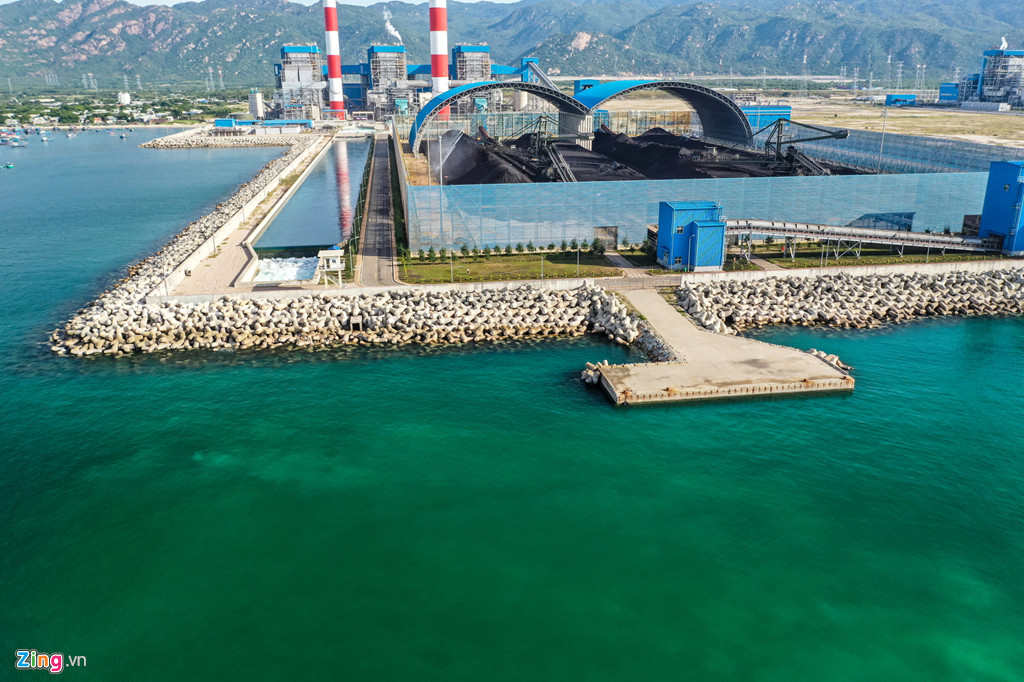 Bên cạnh đó ô nhiễm nguồn nước ngầm, nước biển cũng là vấn đề báo động. Anh Nguyễn Xá (38 tuổi, ngư dân hành nghề lặn biển) tại xã Vĩnh Tân cho biết tại khu vực miệng xả nước làm mát của Nhà máy nhiệt điện Vĩnh Tân 4 xuất hiện tình trạng nước đục ngầu, trắng như nước cơm, rất nóng và ngứa. Tàu bè đi qua khu vực này rất khó khăn do dòng nước đổ thẳng ra biển rất mạnh.