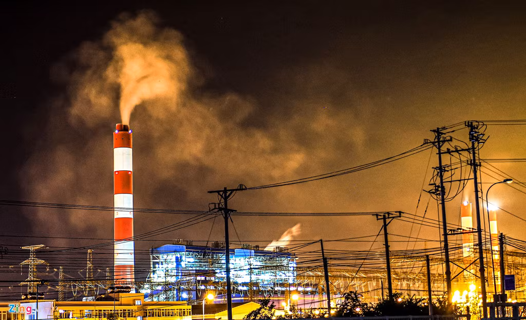 Bằng mắt thường không khó để quan sát khói bao trùm cả một khu vực rộng lớn, bụi mù đặc kín cả bầu trời.