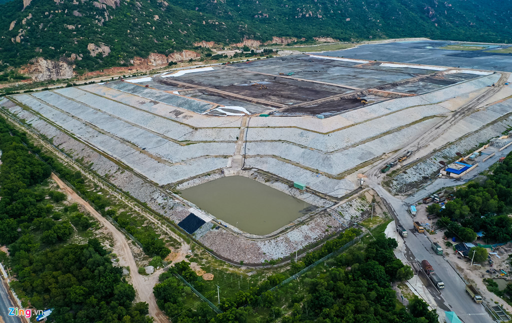 Sau hơn 4 năm đi vào hoạt động, hiện bãi xỉ than của nhà máy nhiệt điện Vĩnh Tân đã cao hàng chục mét,hàng chục triệu tấn tro xỉ than chôn lấp sơ sài. Vị trí bãi xỉ than của nhiệt điện Vĩnh Tân chỉ cách quốc lộ 1 khoảng 1 km và rất gần khu dân cư.