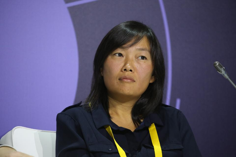 Năm 2019 là cột mốc đáng nhớ của cựu giáo viên tiếng Anh Tatyana Bakalchuk (1 tỷ USD) khi cô là người phụ nữ thứ 2 ở Nga trở thành tỷ phú Bakalchuk bắt đầu sáng lập ra trang thương mại điện tử Wildberries trong khoảng thời gian nghỉ thai sản vào năm 2004. Nguồn ảnh: Forbes. Video: Người miền Tây ôm mộng thành tỷ phú. Nguồn: VTC14.