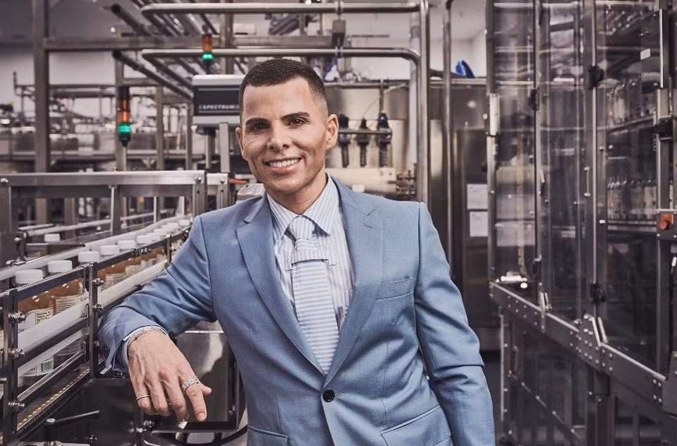 George Thomas Dave (1 tỷ USD) là người đầu tiên đưa đồ uống lên men ra mắt thị trường vào cuối những năm 1990. Ông bắt đầu sản xuất và đóng chai kombucha (trà giấm lên men) tại nhà của bố mẹ sau khi tốt nghiệp trung học.