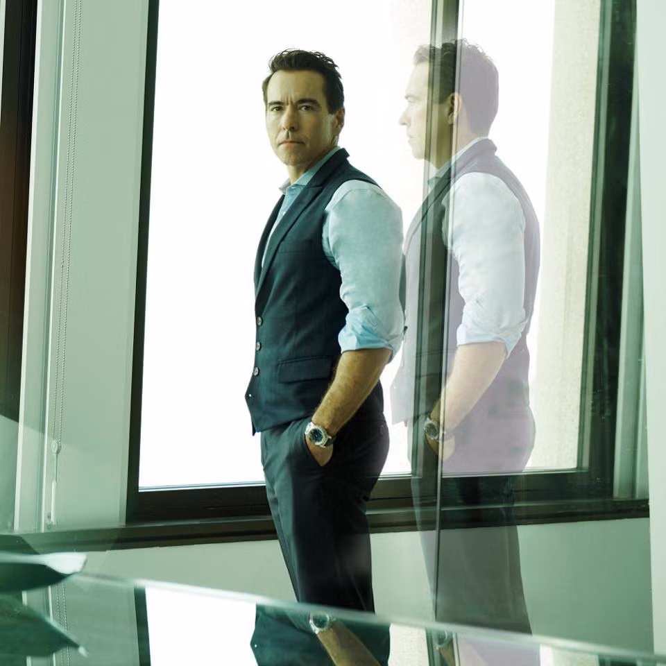 Chuyên gia thương thảo nổi tiếng nhất Phố Wall, Bravo, là tỷ phú người Puerto Rica đầu tiên. Ông hiện là người điều hành Thoma Bravo, một công ty tập trung vào các thương vụ liên quan tới phần mềm và quản lý khối tài sản 39 tỷ USD.