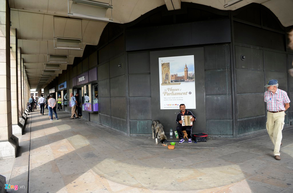 Tính trung bình, một người ăn xin tại một thành phố của Anh có thể kiếm được 45.000 bảng (gần 1,3 tỷ đồng) mỗi năm. Ảnh: Zing.