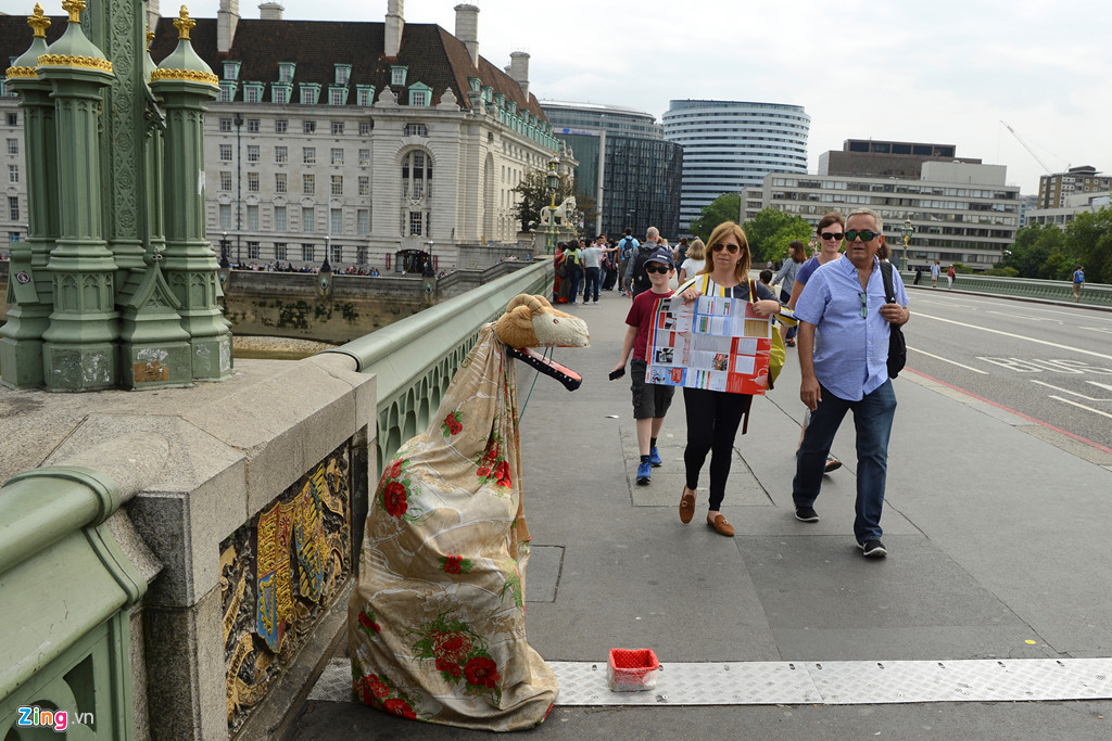 Theo tờ Telegraph, những người ăn xin ở đây có thể cho những người ăn xin tới 100 bảng (gần 3 triệu đồng) mỗi lần. Ảnh: Zing.