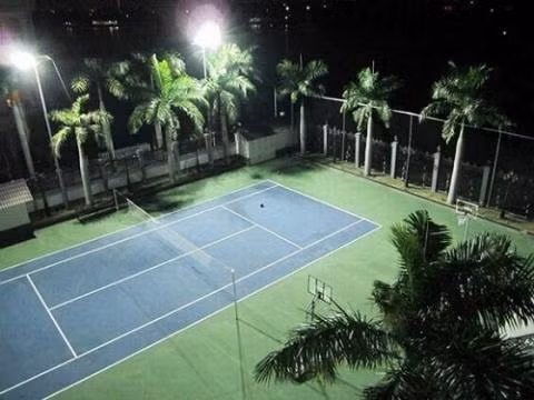 Bên trong biệt thự còn có sân tennis riêng. Ảnh: Internet.