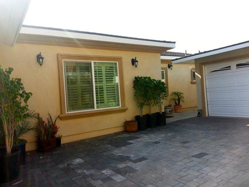 Sân của ngôi nhà cũng là garage để xe. Ảnh: Vietnamnet.