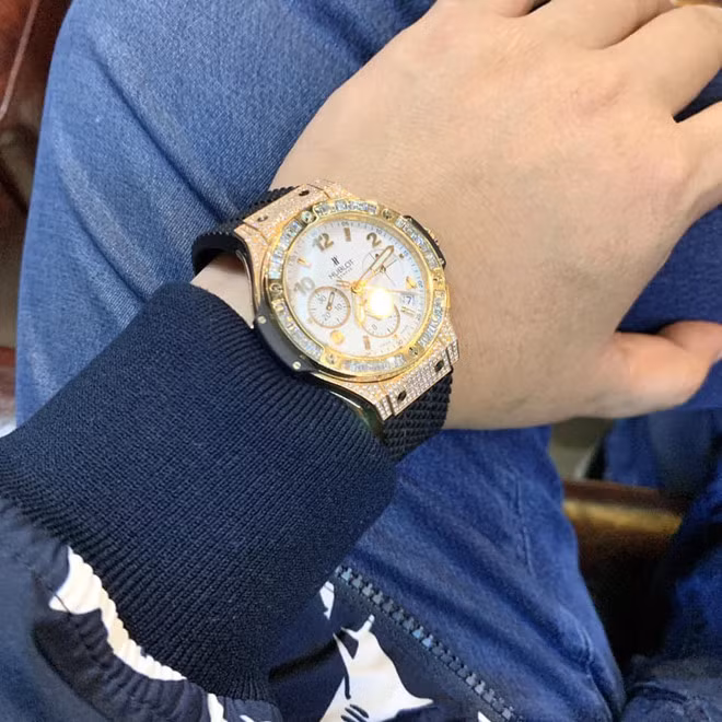 Tháng 4/2019, nam ca sĩ hải ngoại tự thưởng cho mình chiếc đồng hồ đính kim cương của thương hiệu Hublot có giá dao động trong khoảng từ 600-800 triệu đồng. Ảnh: FBNV