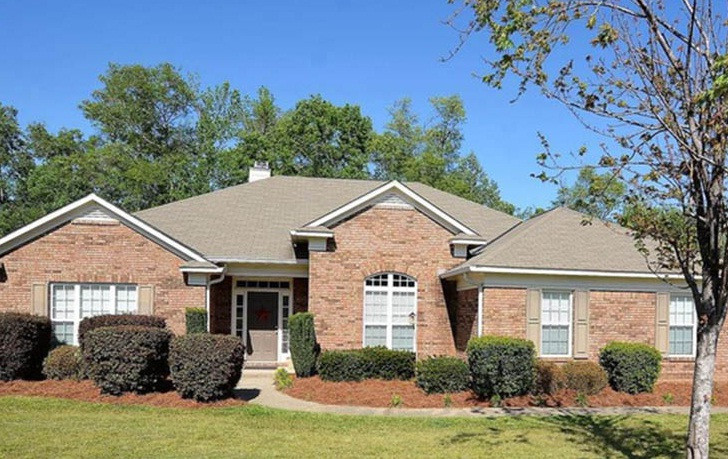 Nhà cấp 4 nổi bật với hình khối vững chắc, màu sắc kết hợp hơi hướng cổ điển. Ảnh: Printest.