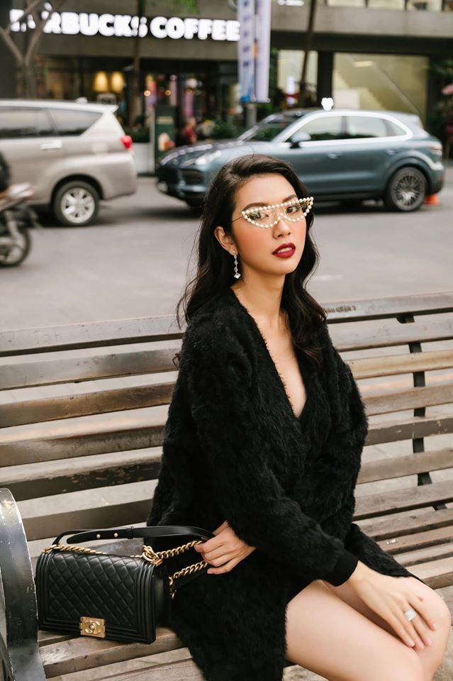 Ngoài nhà và xe, Phạm Hồng Thúy Vân còn sở hữu bộ sưu tập hàng hiệu đắt đỏ và thường xuyên đi du lịch sang chảnh những lúc rảnh rỗi.