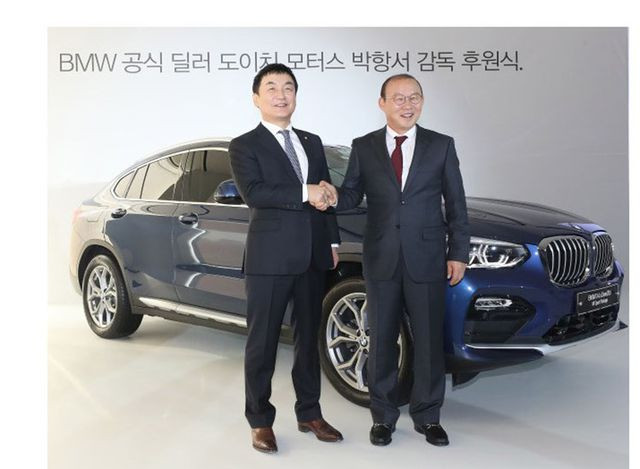 Sau đó, Chủ tịch của doanh nghiệp chuyên phân phối BMW tại Hàn Quốc đã trao tặng ông Park chiếc đa dụng BMW X4 đẳng cấp với trị giá 1,4 tỷ đồng (giá bán tại Hàn Quốc).