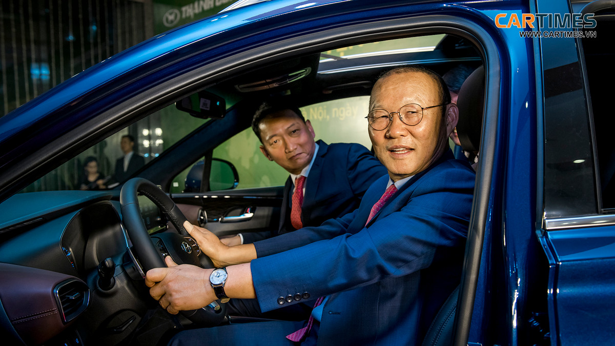 Mẫu xe SantaFe diesel Premium 2.2L giá bán trên thị trường vào khoảng 1,24 tỷ đồng. Tính loại thuế phí, trị giá của chiếc xe vào khoảng 1,36 tỷ đồng.