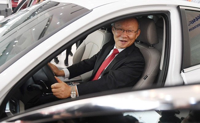 Kia Optima 2.0AT là phiên bản cao cấp nhất của Kia. Mẫu xe có trị giá 798 triệu đồng (tại thời điểm tặng). Sau khi đăng ký biển số, đóng thuế trước bạ và bảo hiểm, giá trị của xe lên tới 918 triệu đồng.