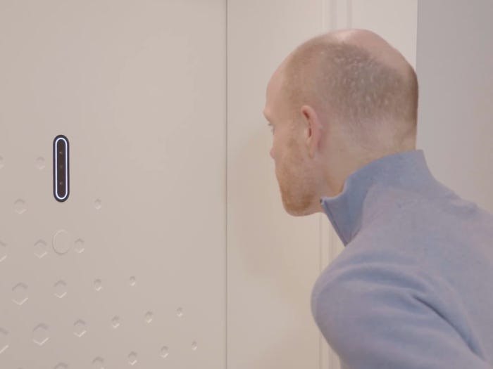 Chỉ cần nhìn vào màn hình, khách có thể vào thang máy và tới phòng mà không cần quẹt thẻ.