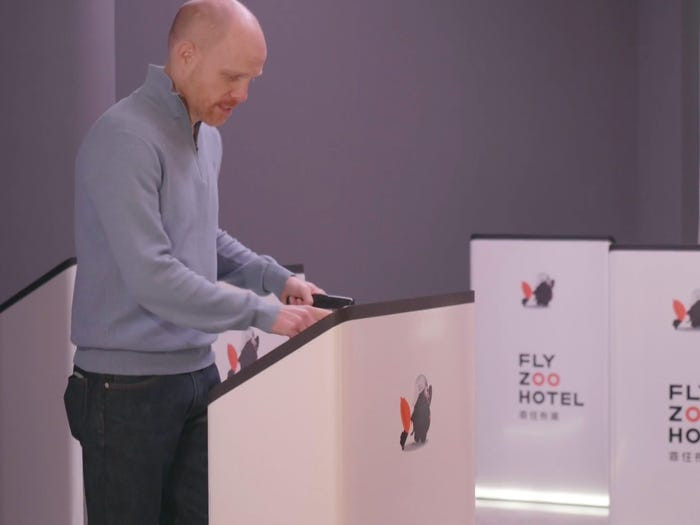 Khách quốc tế không thể truy cập ứng dụng sẽ đăng ký bằng hộ chiếu tại quầy tự động ở sảnh.