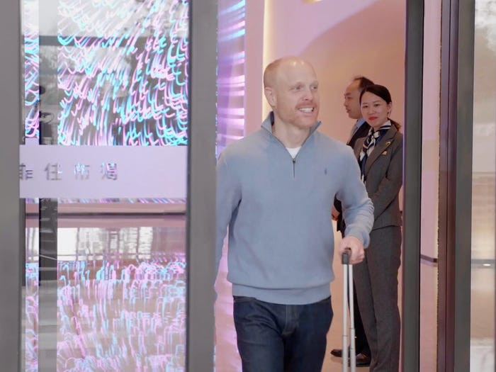 Mặc dù khách sạn hiện đại này gần như hoàn toàn được điều hành bởi robot, nhưng có một vài nhân viên hỗ trợ khi cần thiết. Nguồn ảnh: Alibaba.