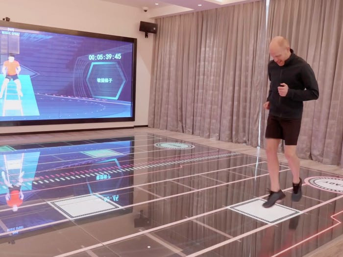 Phòng tập thể dục có màn hình tương tác với các bài tập được hướng dẫn.