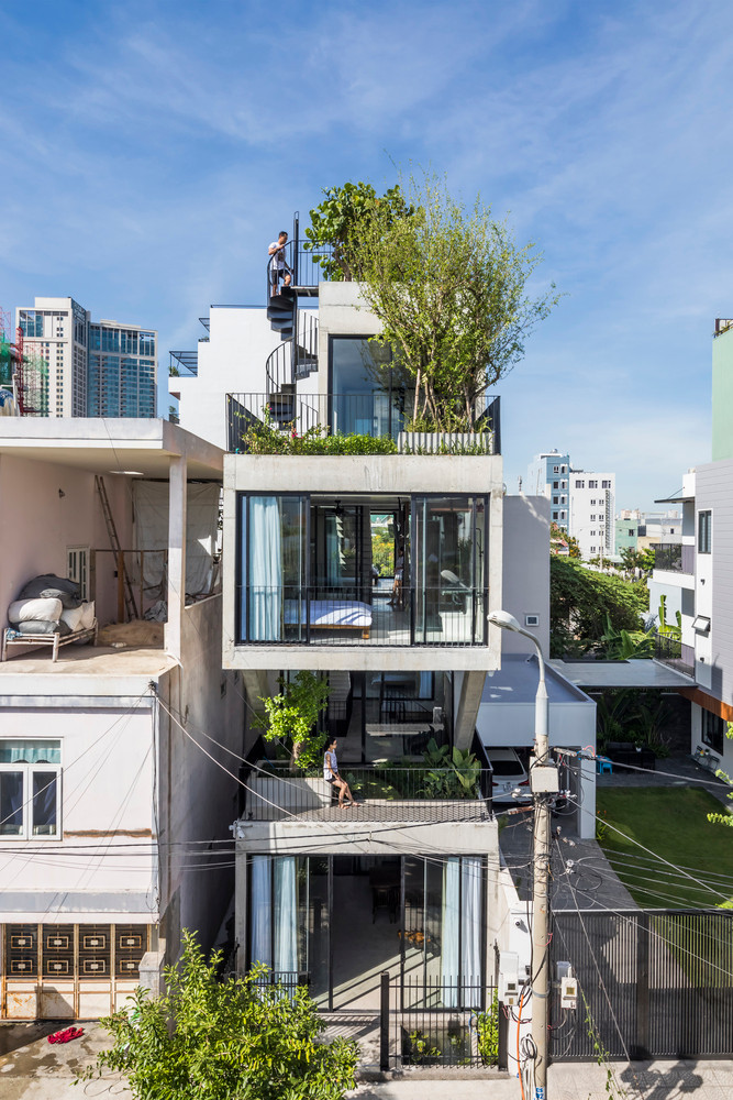 Để đối phó với điều kiện khí hậu này, nhóm kiến trúc sư chọn giải pháp bê tông toàn khối.