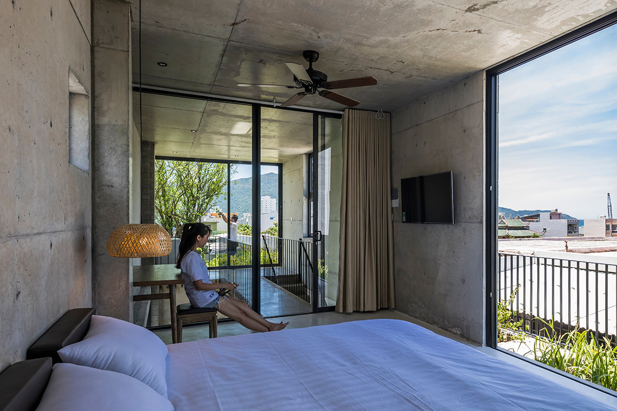 Không gian phòng ngủ lấy ánh sáng tối đa.